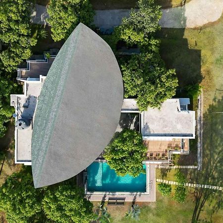 The Leaf By Stayvista - An Enchanting Escape Offering A Pool, Terrace, Lush Lawn, Contemporary Interiors, And Indoor Games アリバグ エクステリア 写真