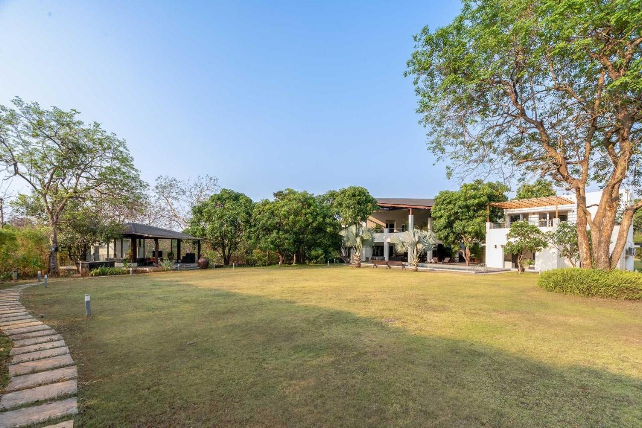 The Leaf By Stayvista - An Enchanting Escape Offering A Pool, Terrace, Lush Lawn, Contemporary Interiors, And Indoor Games アリバグ エクステリア 写真