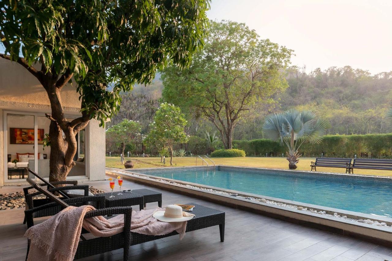 The Leaf By Stayvista - An Enchanting Escape Offering A Pool, Terrace, Lush Lawn, Contemporary Interiors, And Indoor Games アリバグ エクステリア 写真