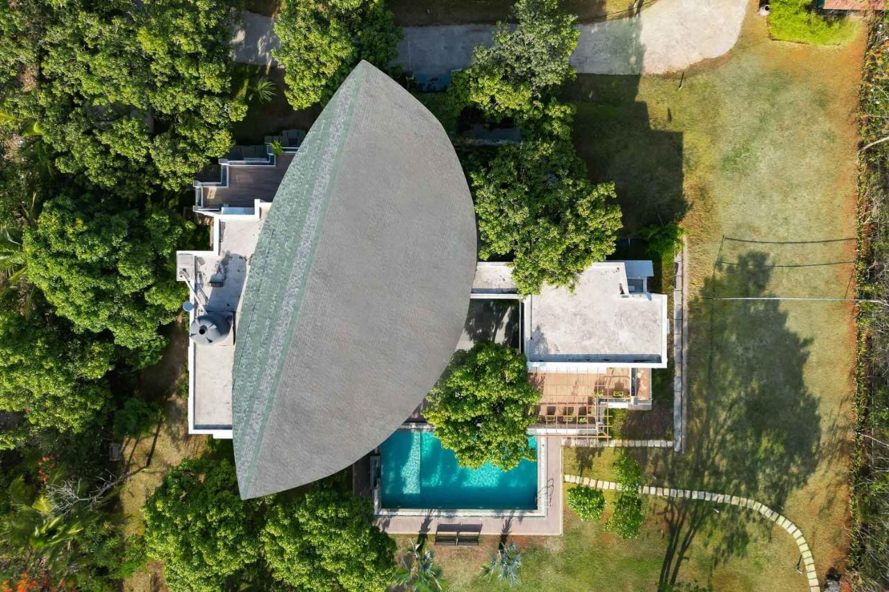 The Leaf By Stayvista - An Enchanting Escape Offering A Pool, Terrace, Lush Lawn, Contemporary Interiors, And Indoor Games アリバグ エクステリア 写真